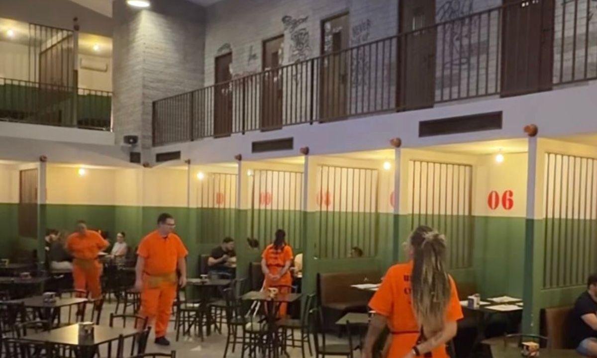 Hamburgueria em SP com o tema “presídio” é detonada nas redes