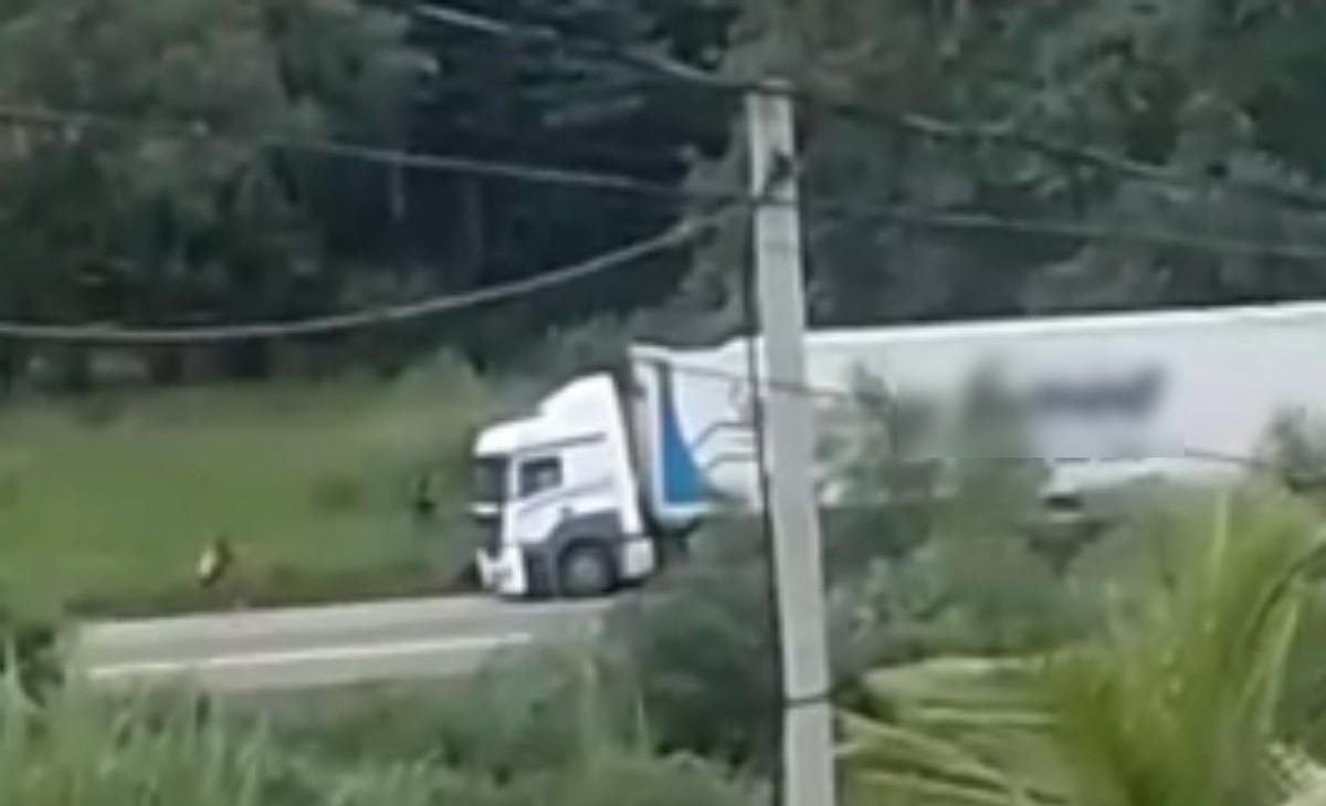 Acidente entre carretas termina com carga saqueada na BR-040 | G1