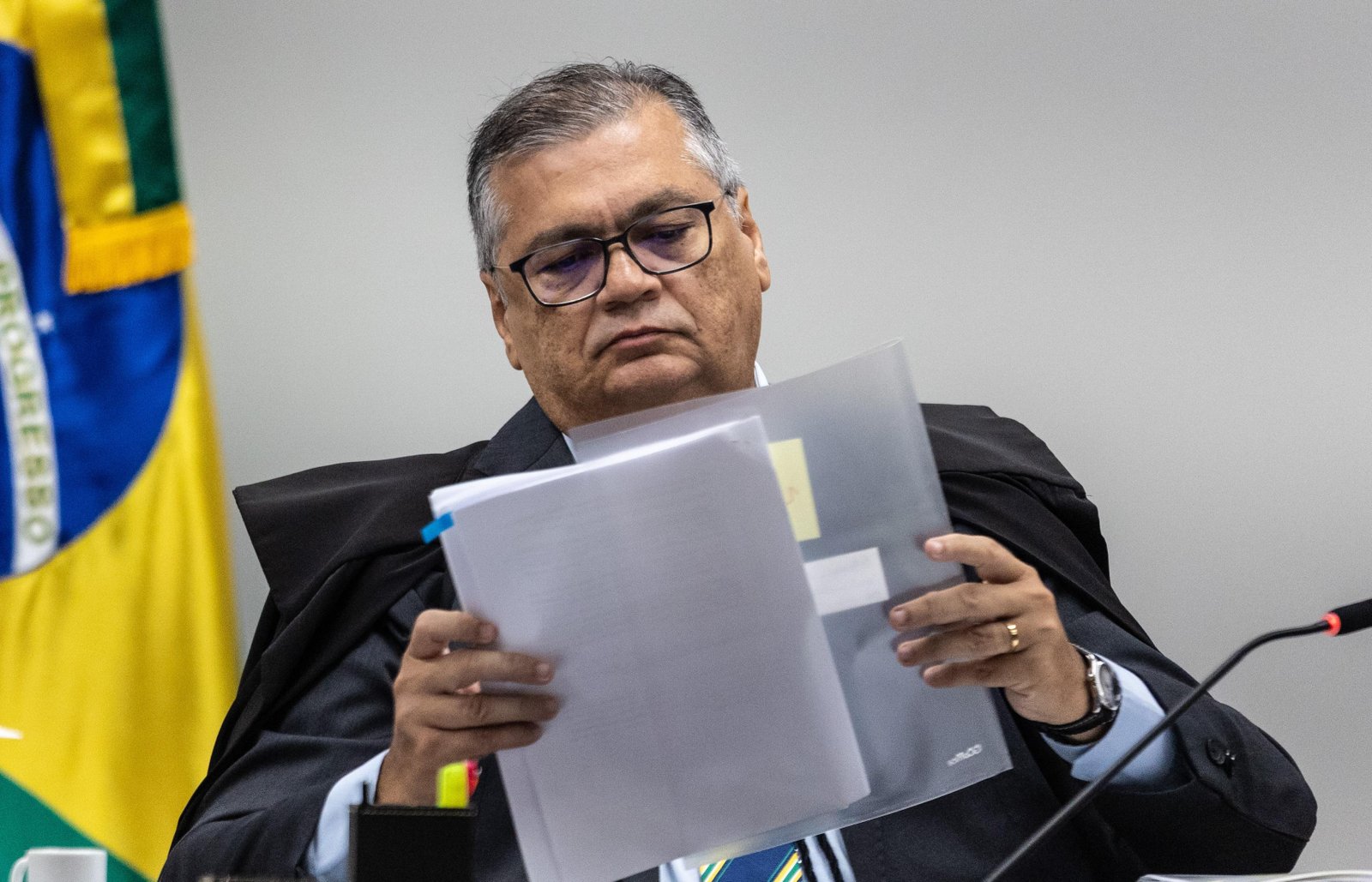 Dino proíbe saque em dinheiro de recursos de emendas parlamentares e cobra novas regras de controle