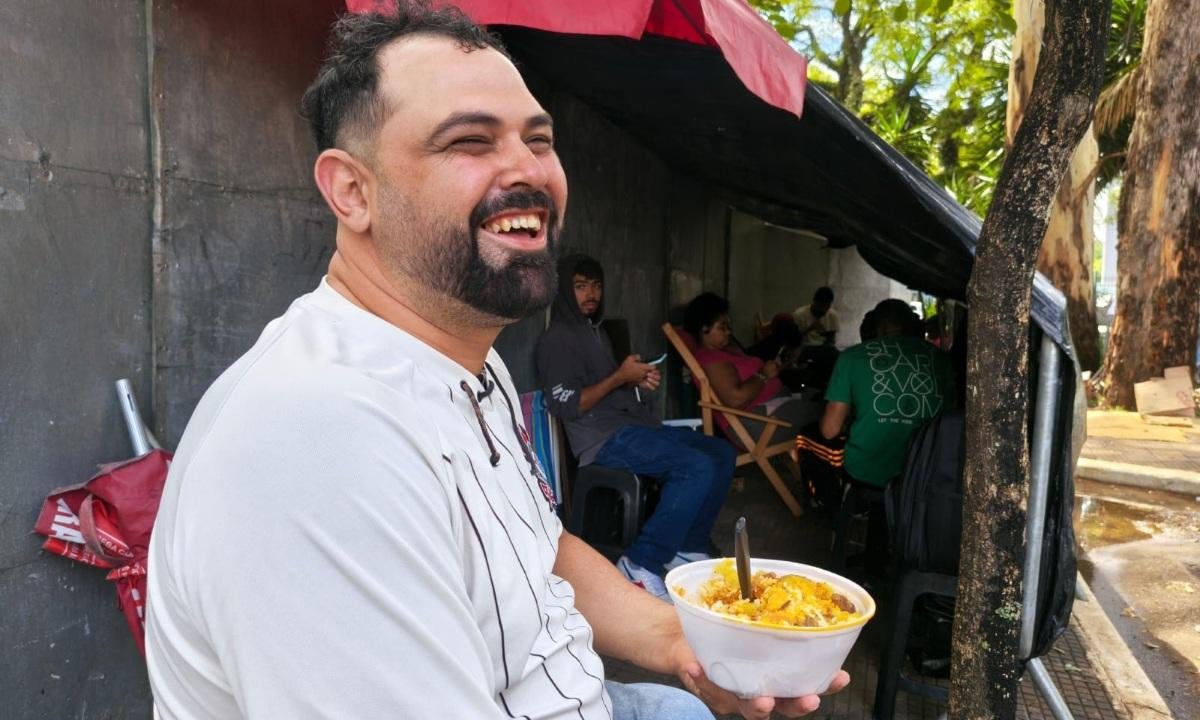 Ambulantes fazem fila à espera de show de Ivete no Carnaval de SP