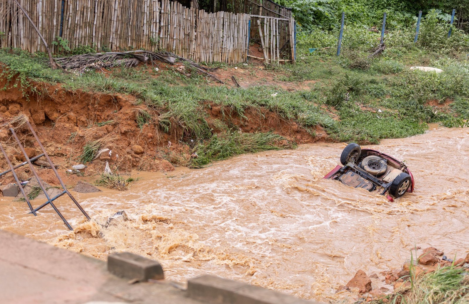 Temporal deixa ruas alagadas, abre cratera e arrasta carros em MG | G1