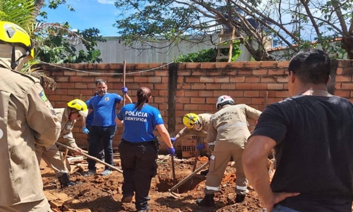 Jovem é detido por suspeita de ajudar a enterrar cadáver em quintal