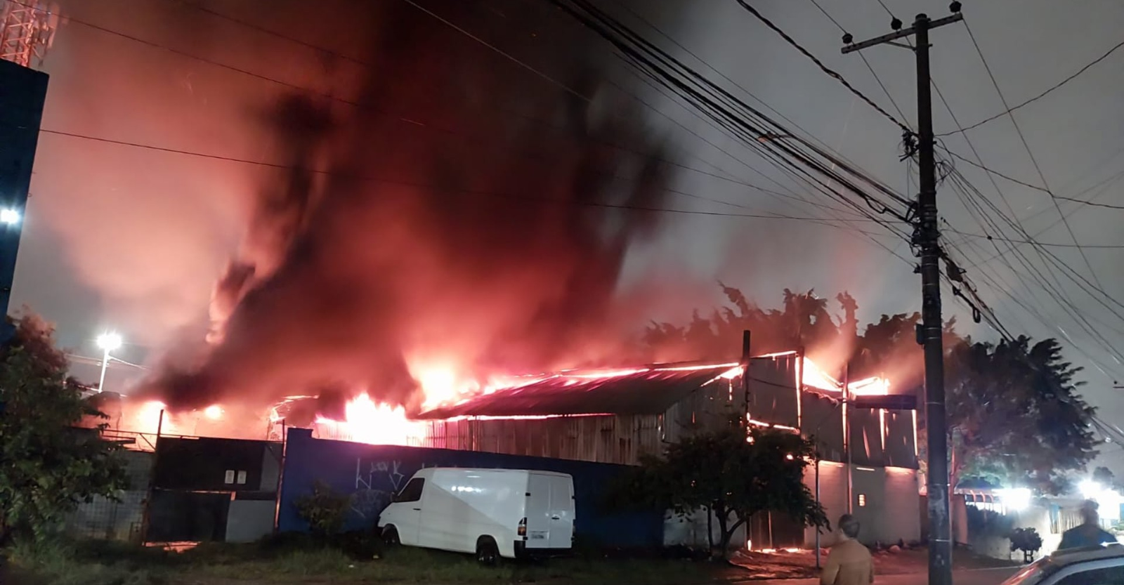 Incêndio de grandes proporções atinge barracão em Sorocaba | G1