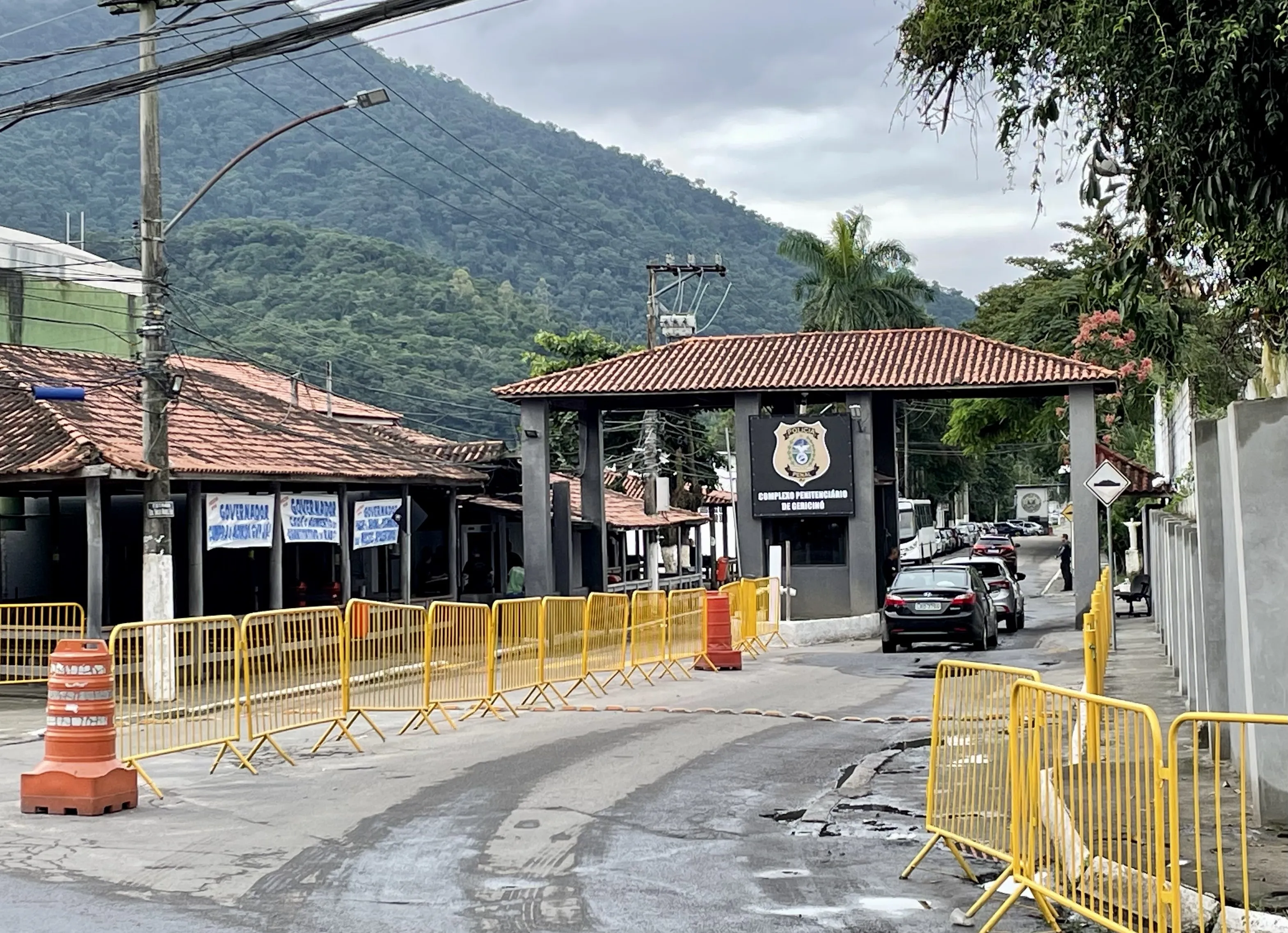 Mulher apontada como foragida por tráfico é presa ao visitar o filho em presídio no Complexo de Gericinó; defensoria diz que prisão é ilegal