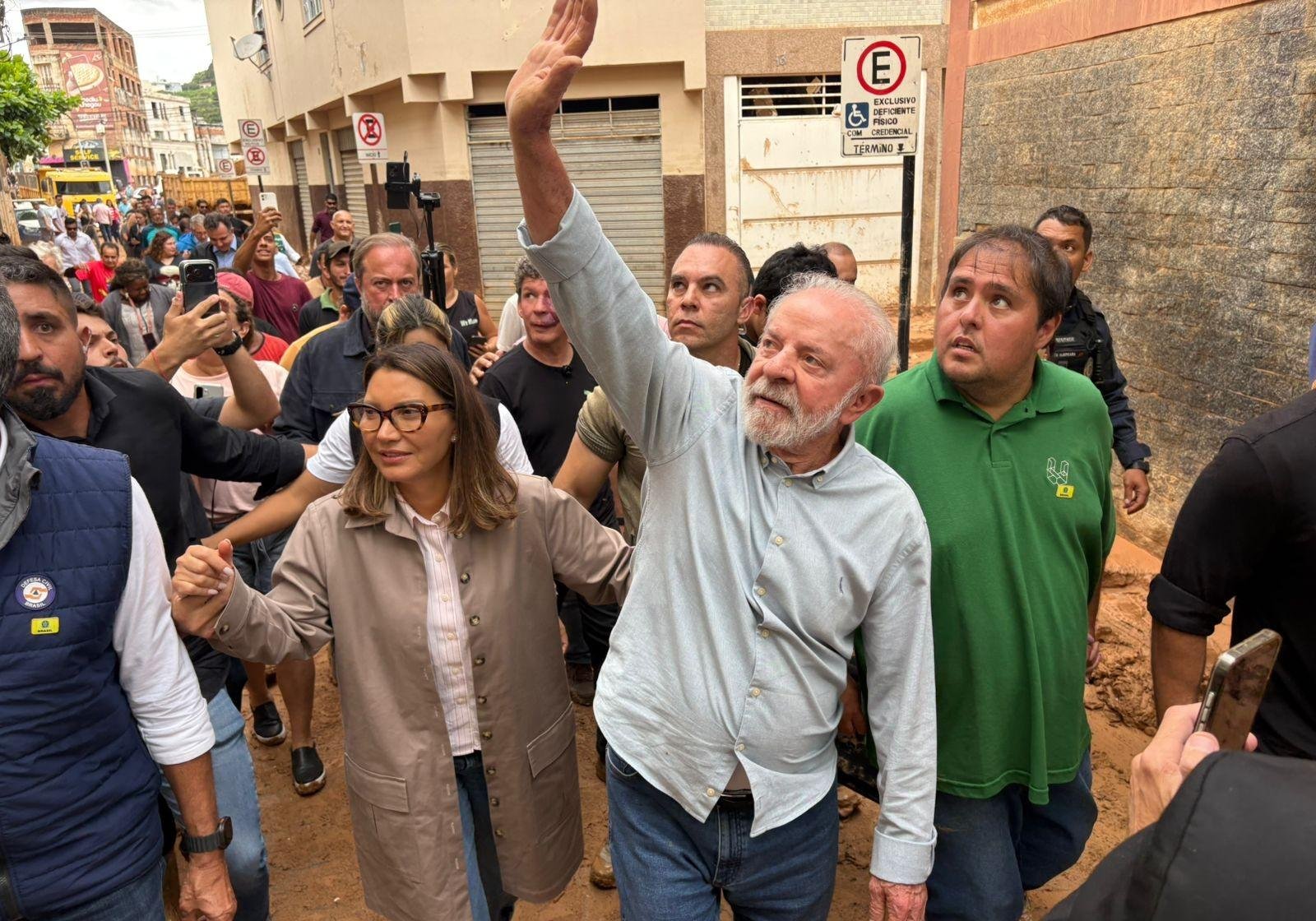 Lula chega a Minas Gerais para visitar cidades afetadas pelas chuvas na Zona da Mata; vídeo