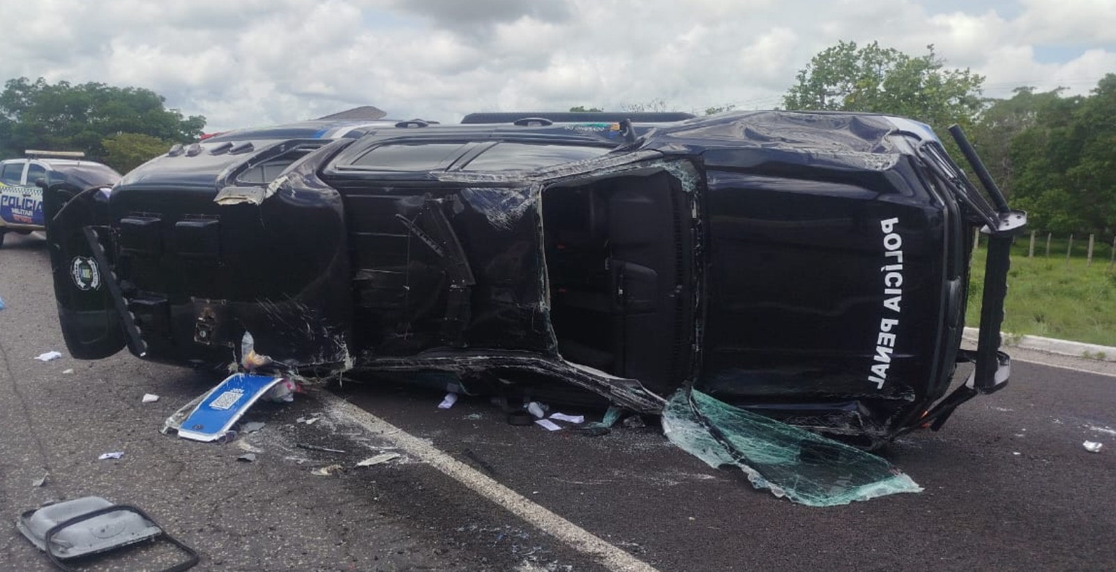 Viatura da Polícia Penal perde o controle e tomba no Norte do Piauí | G1