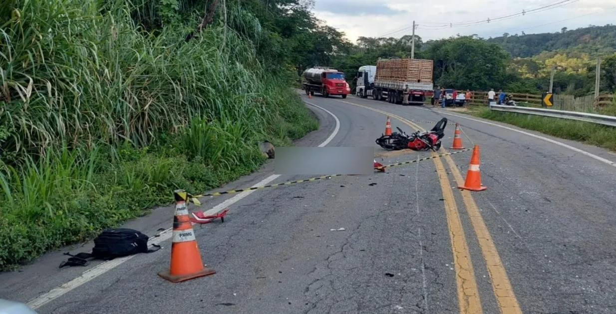 Motociclista morre após bater de frente com carreta na BR-259, em MG | G1
