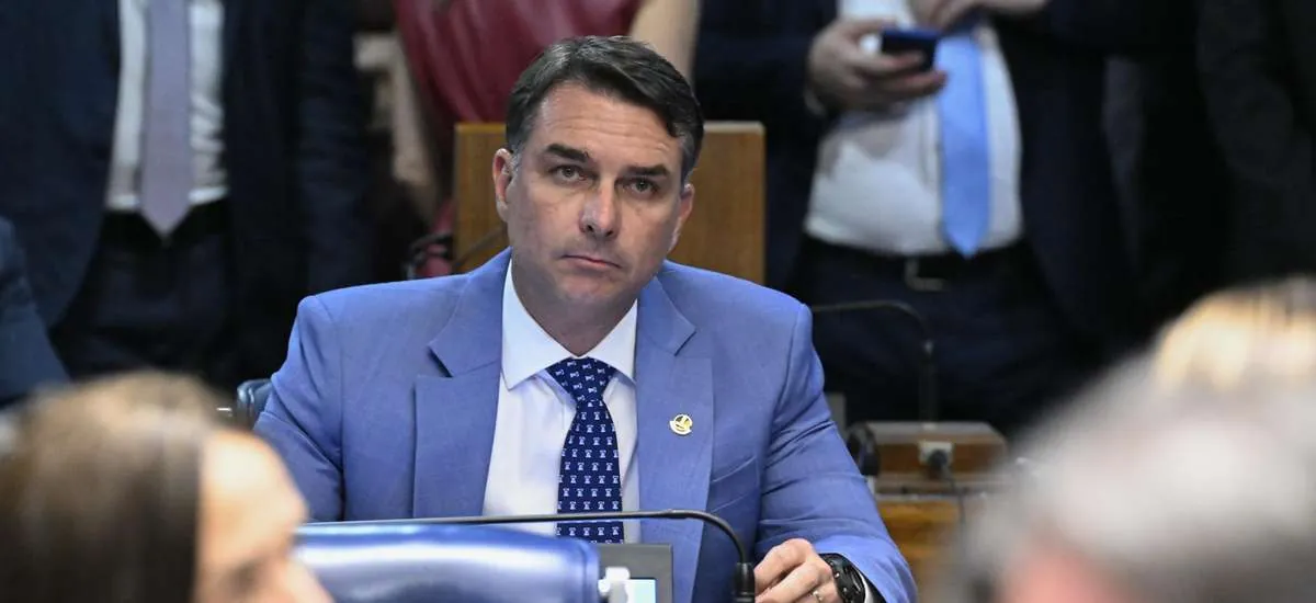 Mensagens trocadas entre Flávio Bolsonaro e Vorcaro mencionam seis encontros entre o senador e o banqueiro
