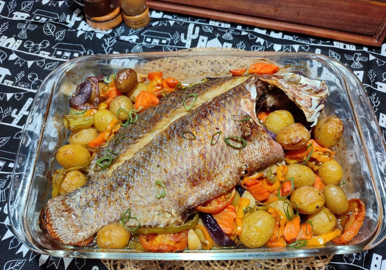 Veja como fazer uma tilápia inteira assada no forno com legumes | G1