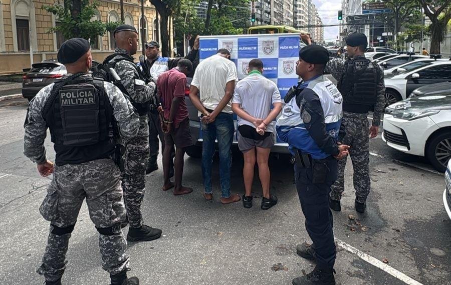 Três adolescentes flagrados em carro furtado na Ponte Rio-Niterói são apreendidos