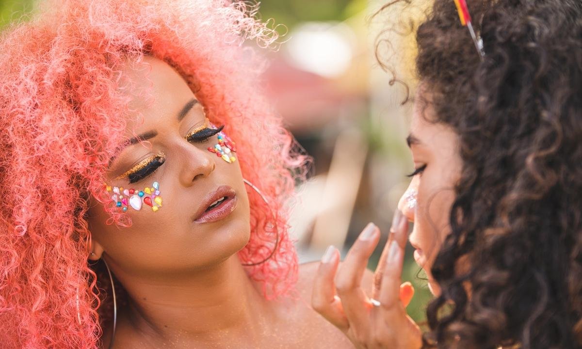 Carnaval: médica ensina a tirar glitter do rosto sem machucar a pele