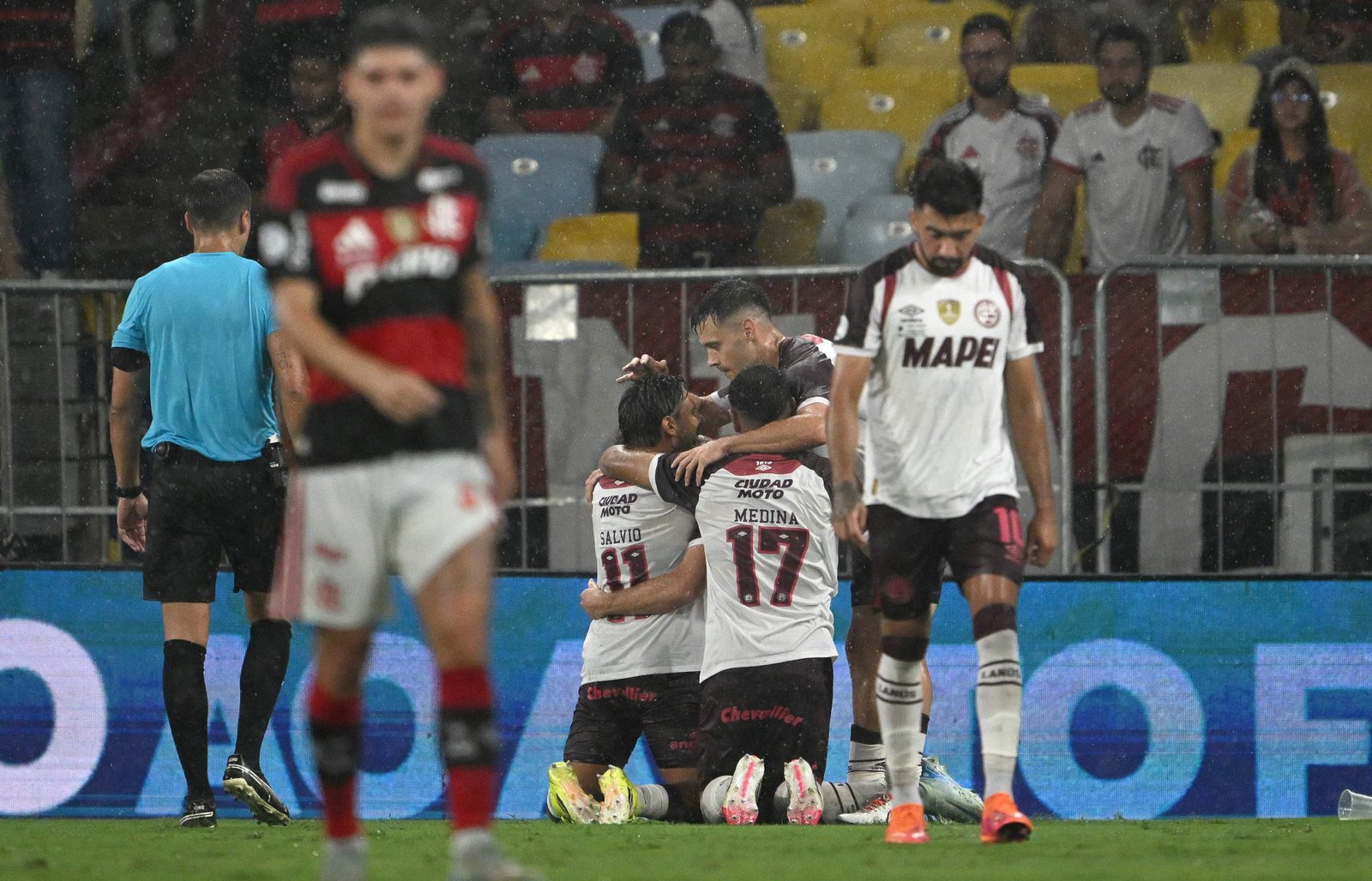 Com dois gols na prorrogação, Lanús vence o Flamengo e é o campeão da Recopa Sul-Americana no Maracanã