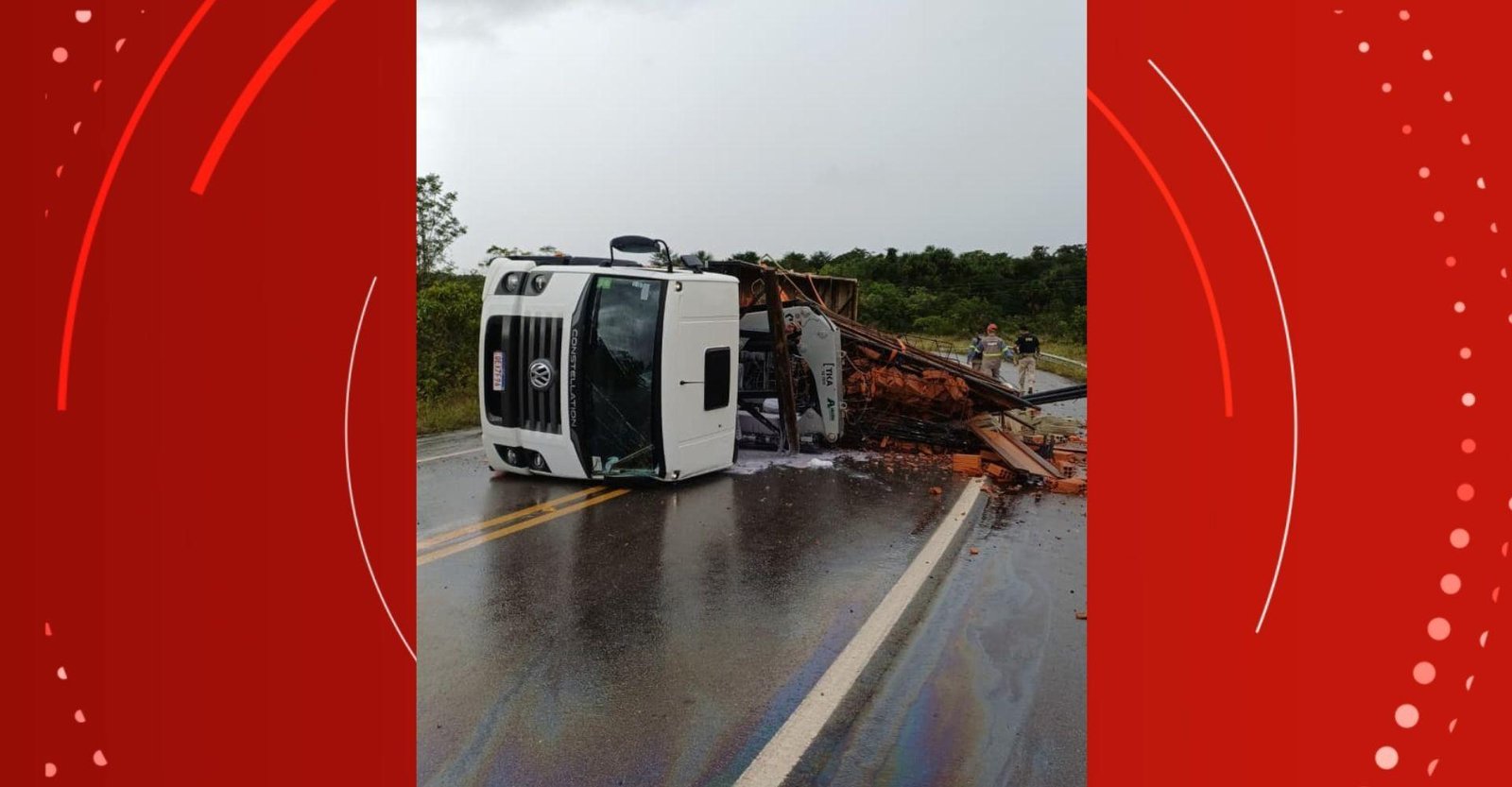 Caminhão carregado de tijolos tomba e interdita parte da BR-156 no AP | G1