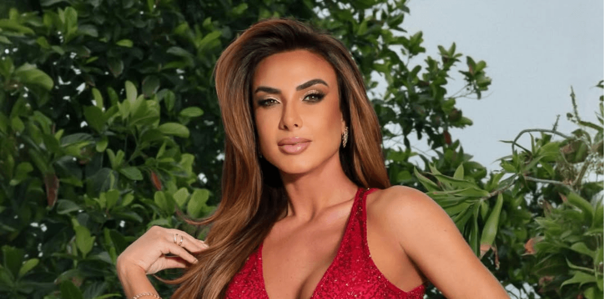 Nicole Bahls batiza novo peru com nome de Juliano Floss