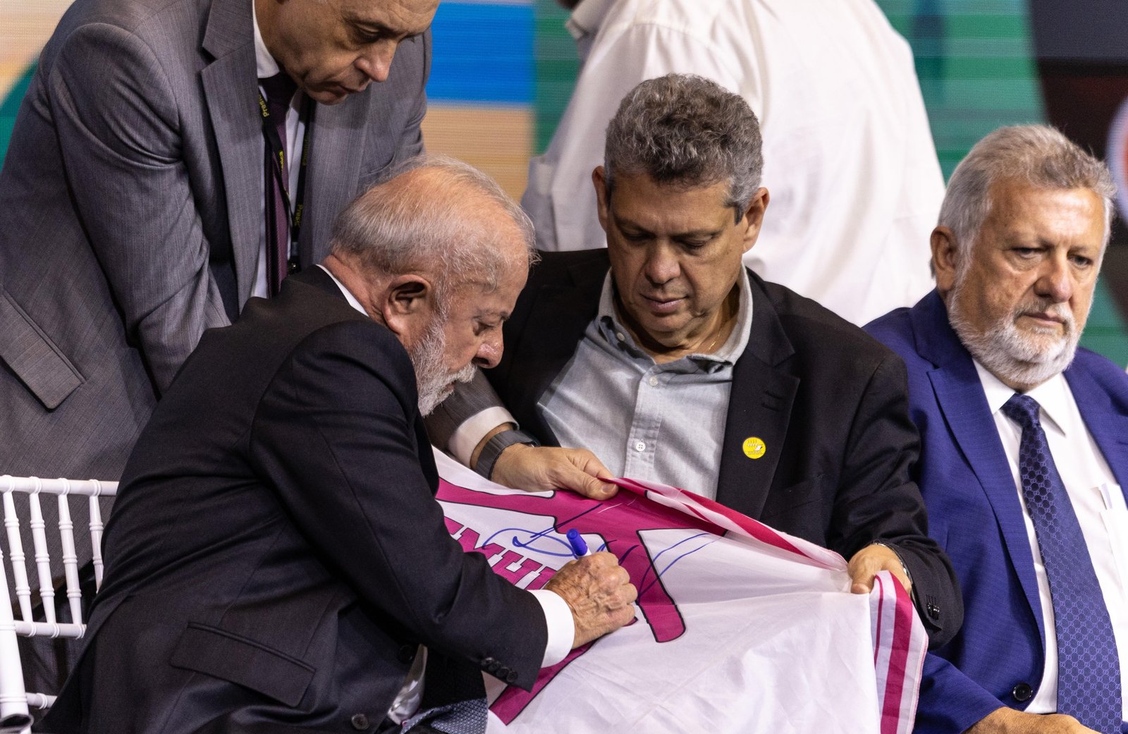 Sem citar Flávio, Lula diz a movimentos sociais para não 'permitir' eleição de quem irá 'destruir' políticas públicas