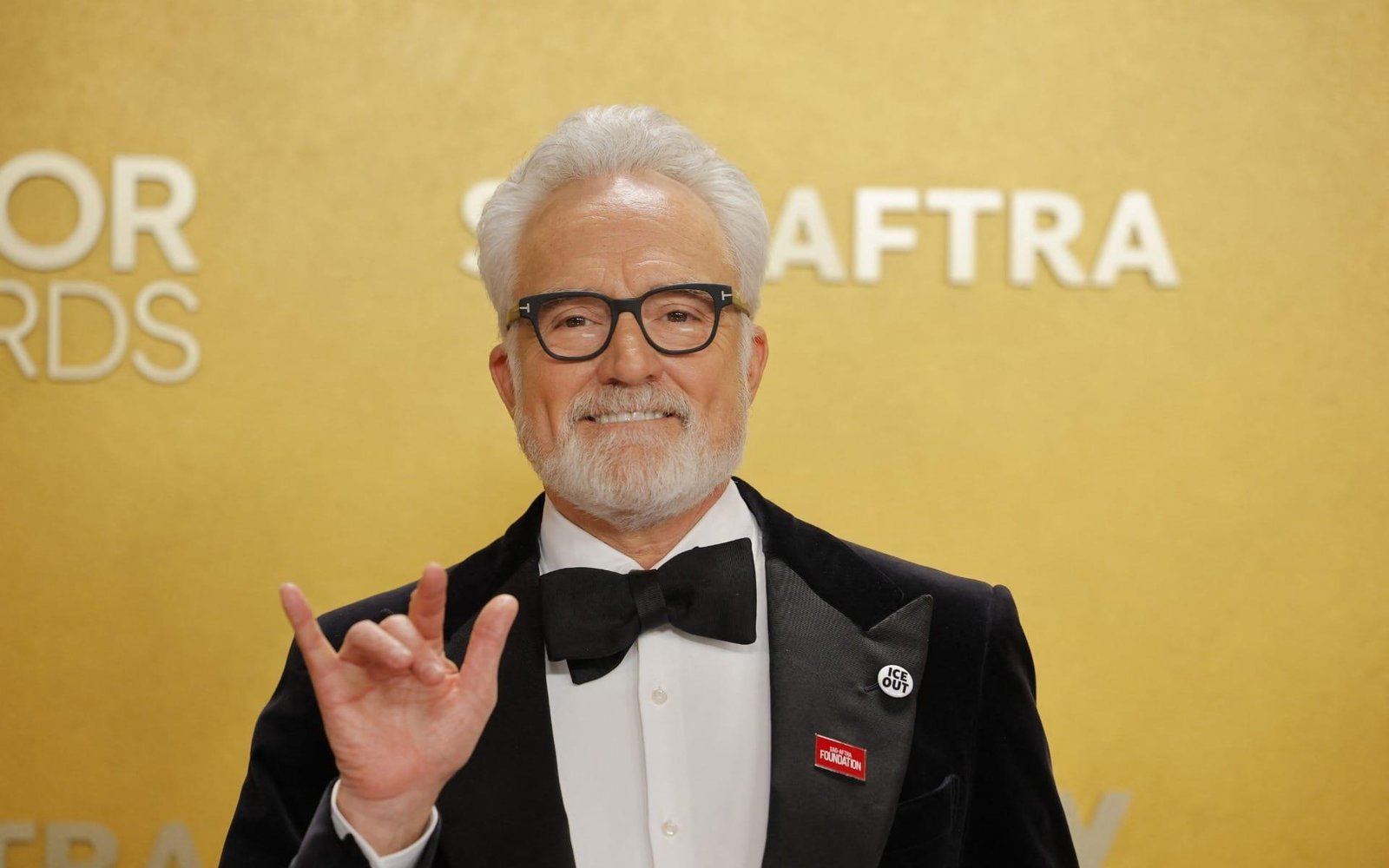 Bradley Whitford faz protesto contra o ICE no The Actor Awards 2026