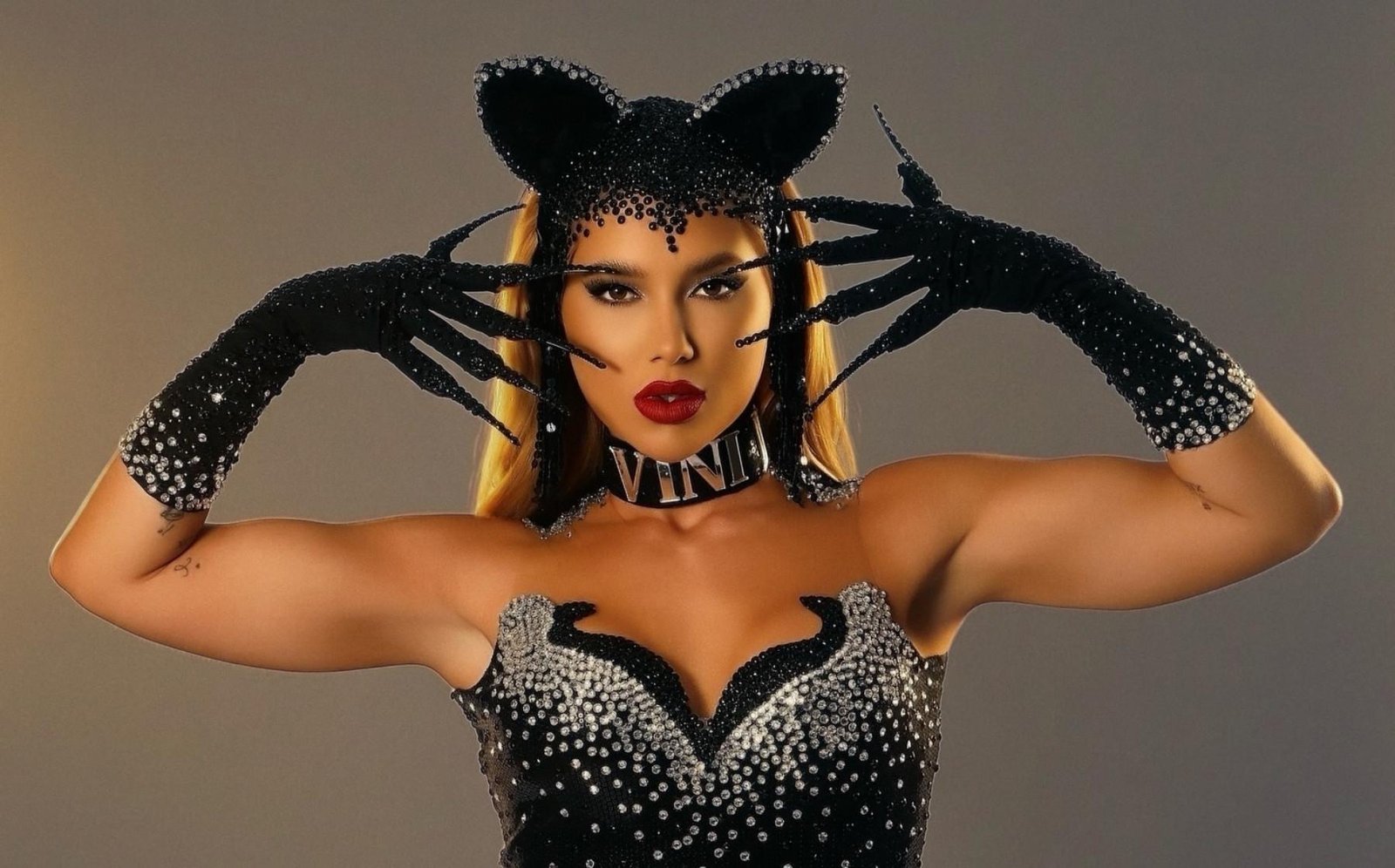 Jornalista da Globo critica fotos de Virginia Fonseca com coleira