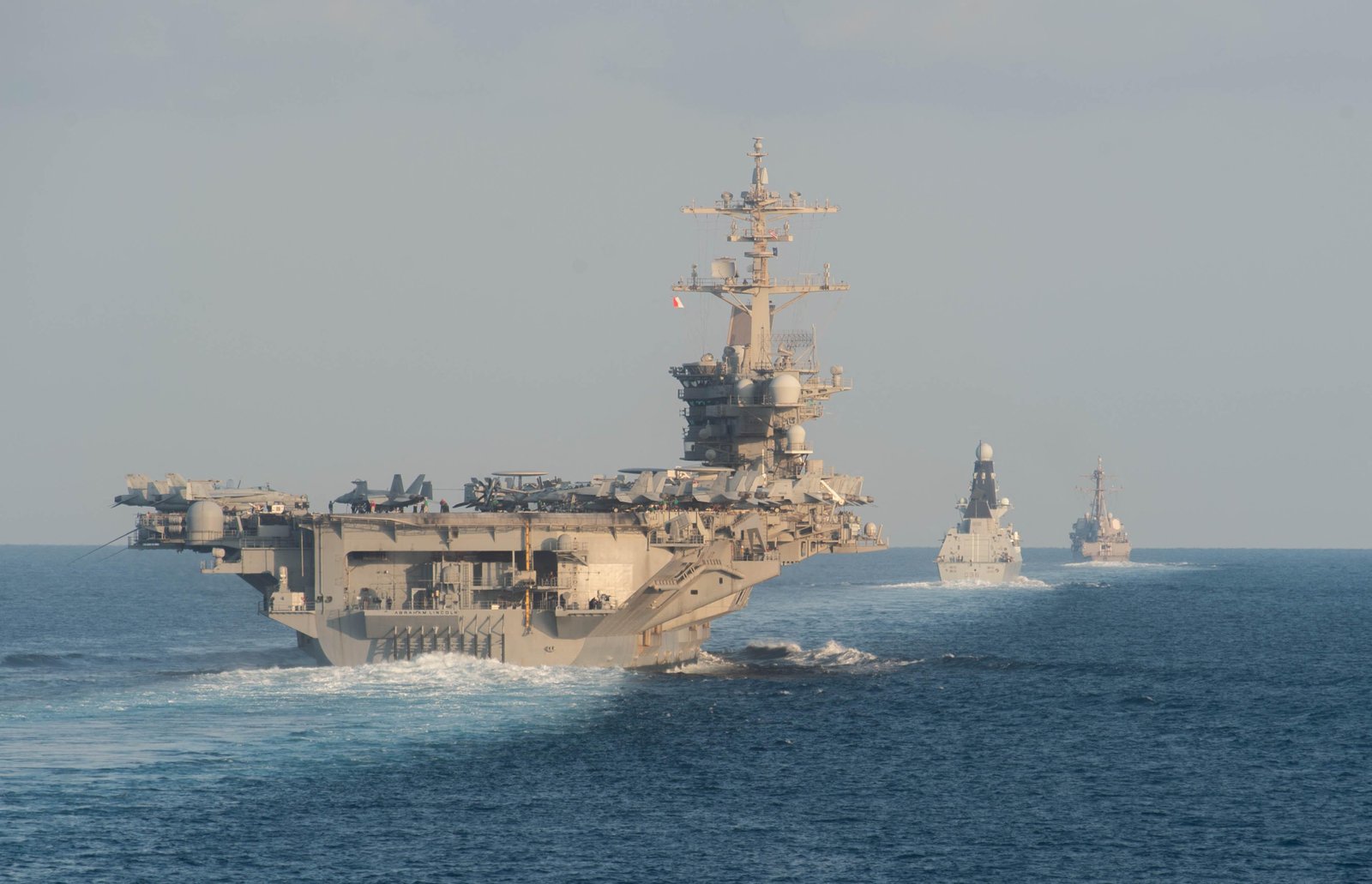 EUA afirmam ter derrubado drone iraniano que se aproximou de seu porta-aviões no Oriente Médio