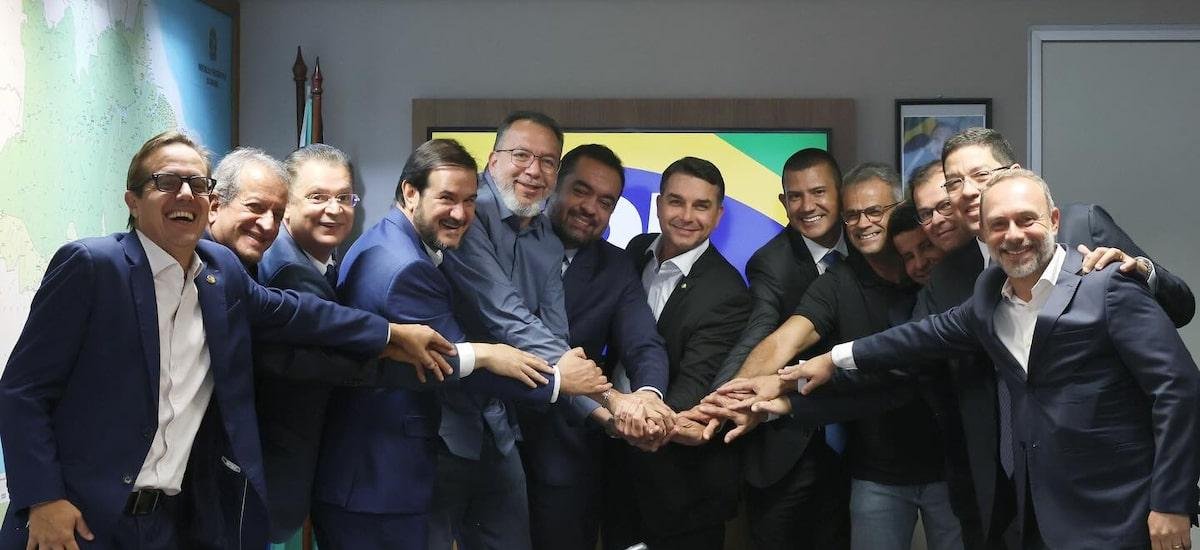 Notas de Flávio sobre chapas mostram aliados rifados por pragmatismo e força de família Bolsonaro