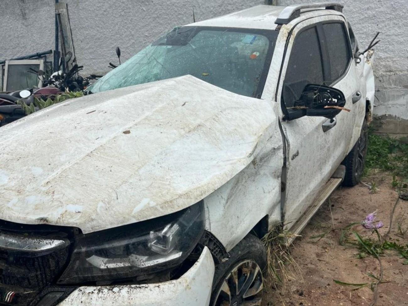 Para não bater em moto, motorista faz manobra brusca, atinge barranco e capota na MGC-418 | G1