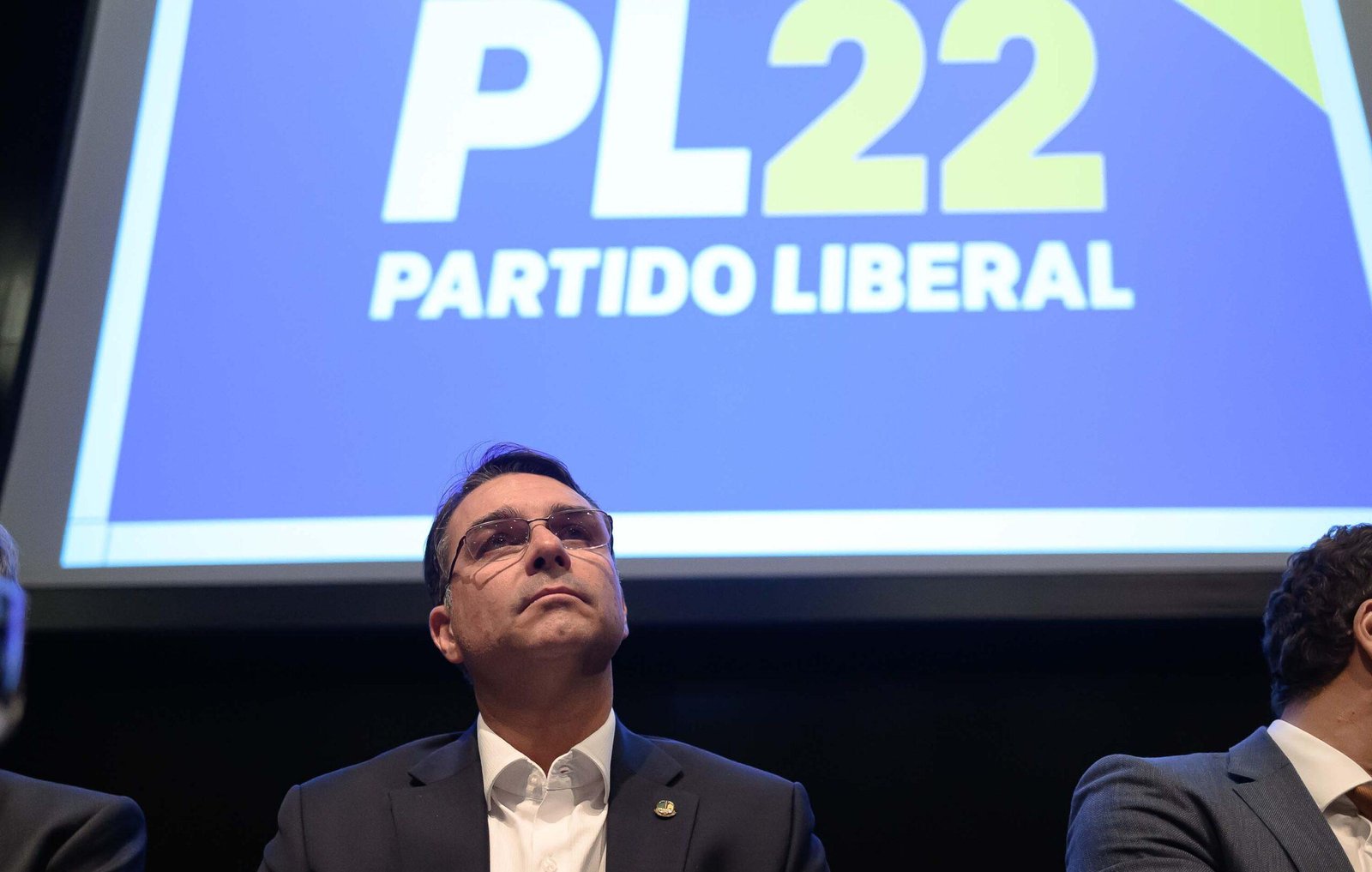 Flávio Bolsonaro chora em reunião com parlamentares do PL