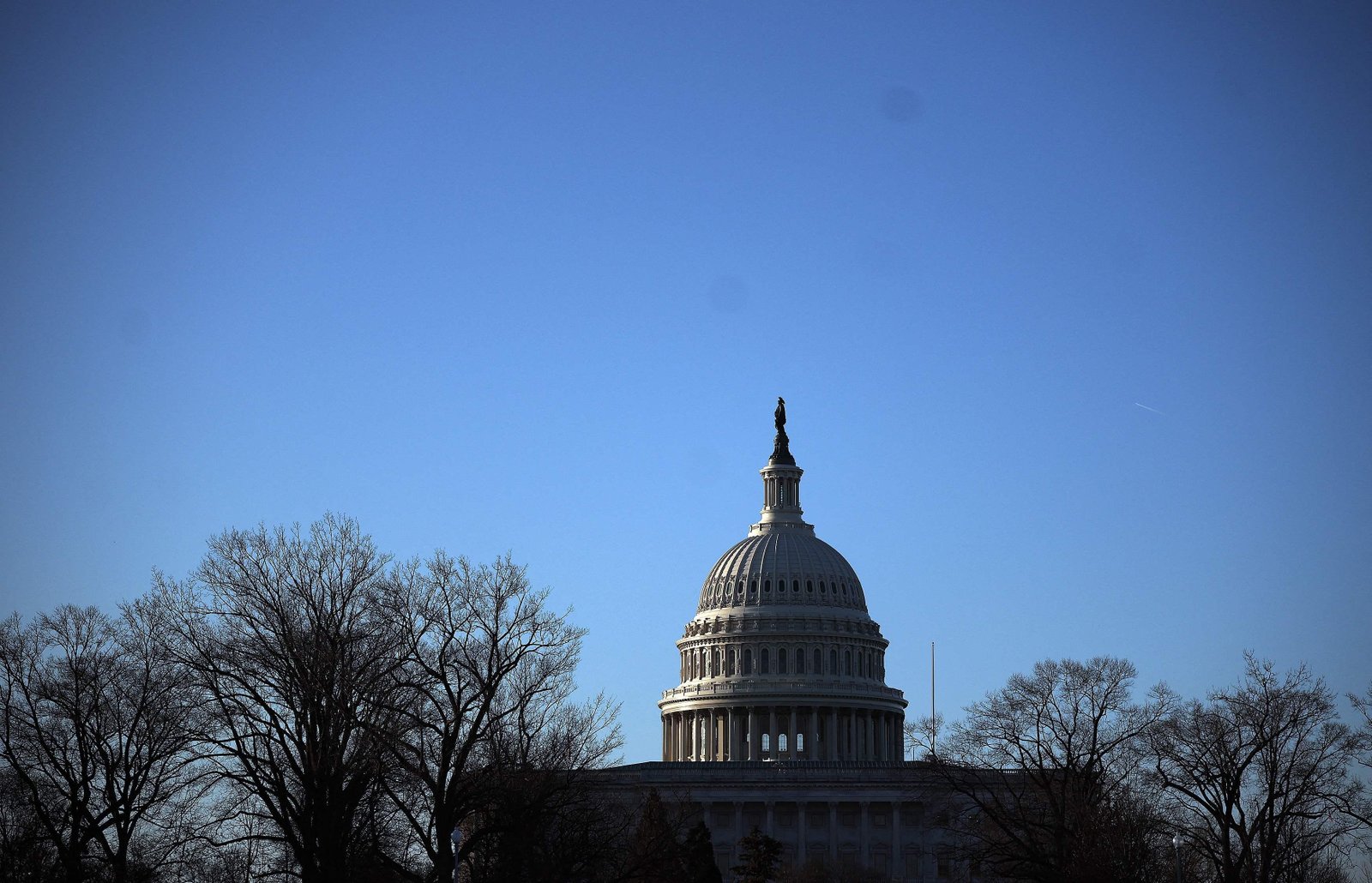 Enquanto o governo Trump vai ao Congresso defender a guerra no Irã, democratas não escondem divisões internas
