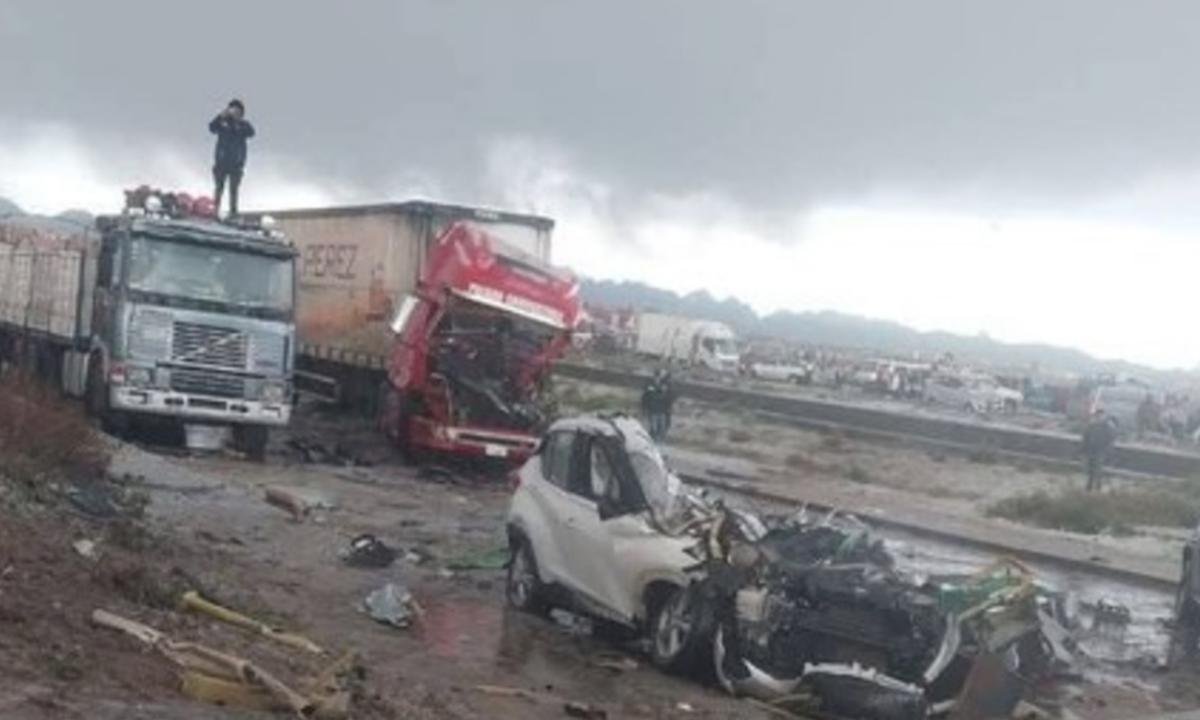 Bolívia: avião militar caiu sobre carros e deixou rastro de destruição