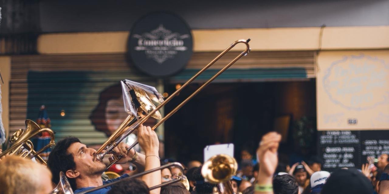 Carnaval de rua em SP mobiliza foliões que aprendem instrumentos e treinam perna de pau para os blocos | G1