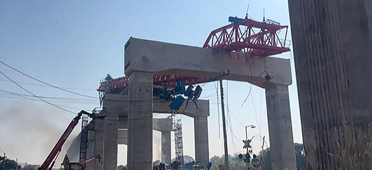 Guindaste cai na Tailândia, descarrila trem, provoca incêndio e deixa 29 mortos