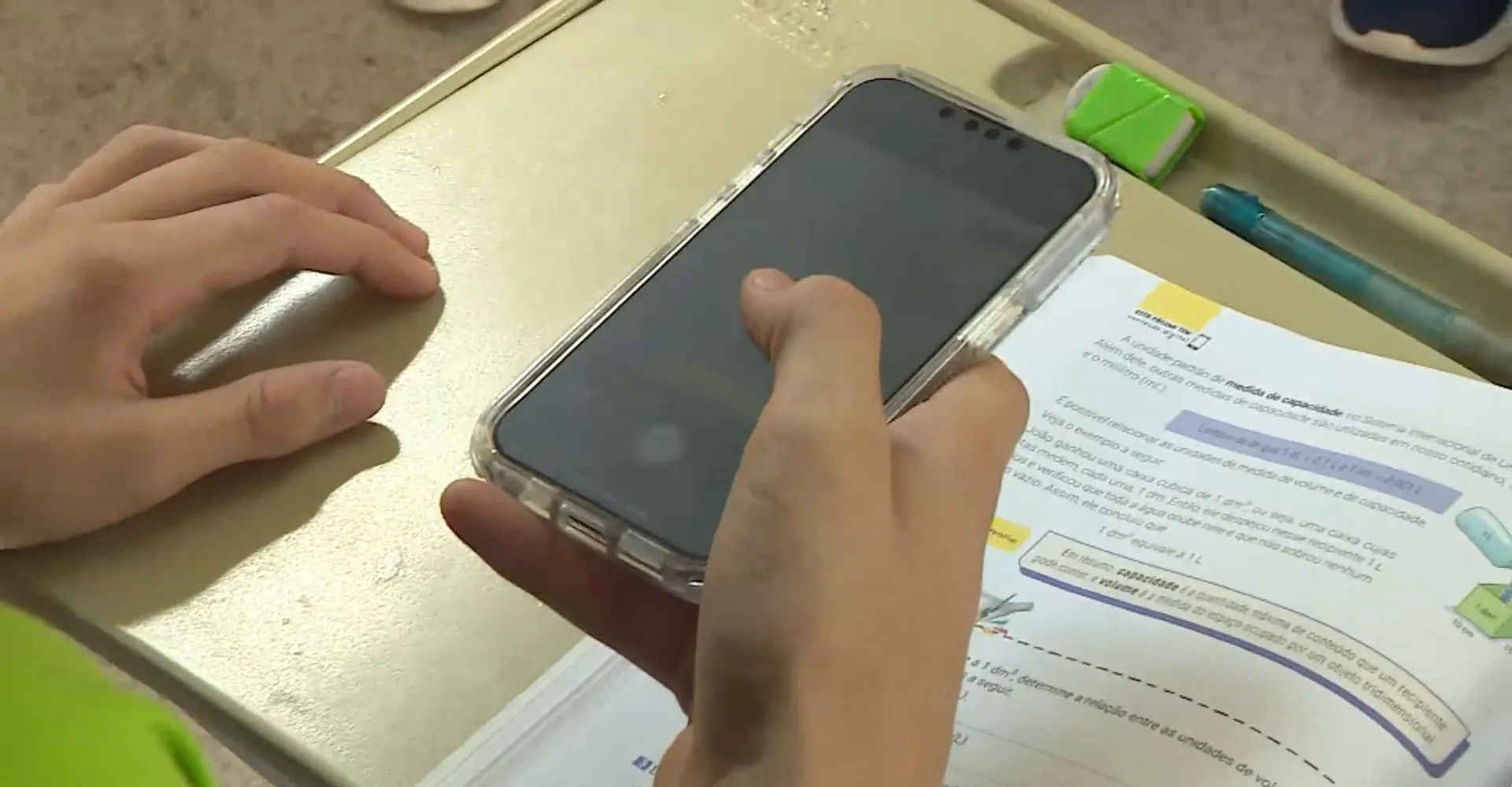 Celular vira ferramenta pedagógica em escolas, mas infraestrutura tecnológica e conexão de internet são desafios, dizem gestores