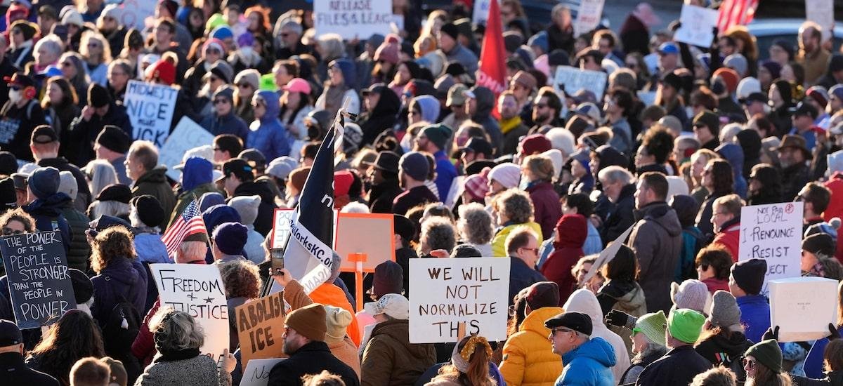 Protestos contra polícia de imigração dos EUA reúnem milhares após morte em Minneapolis
