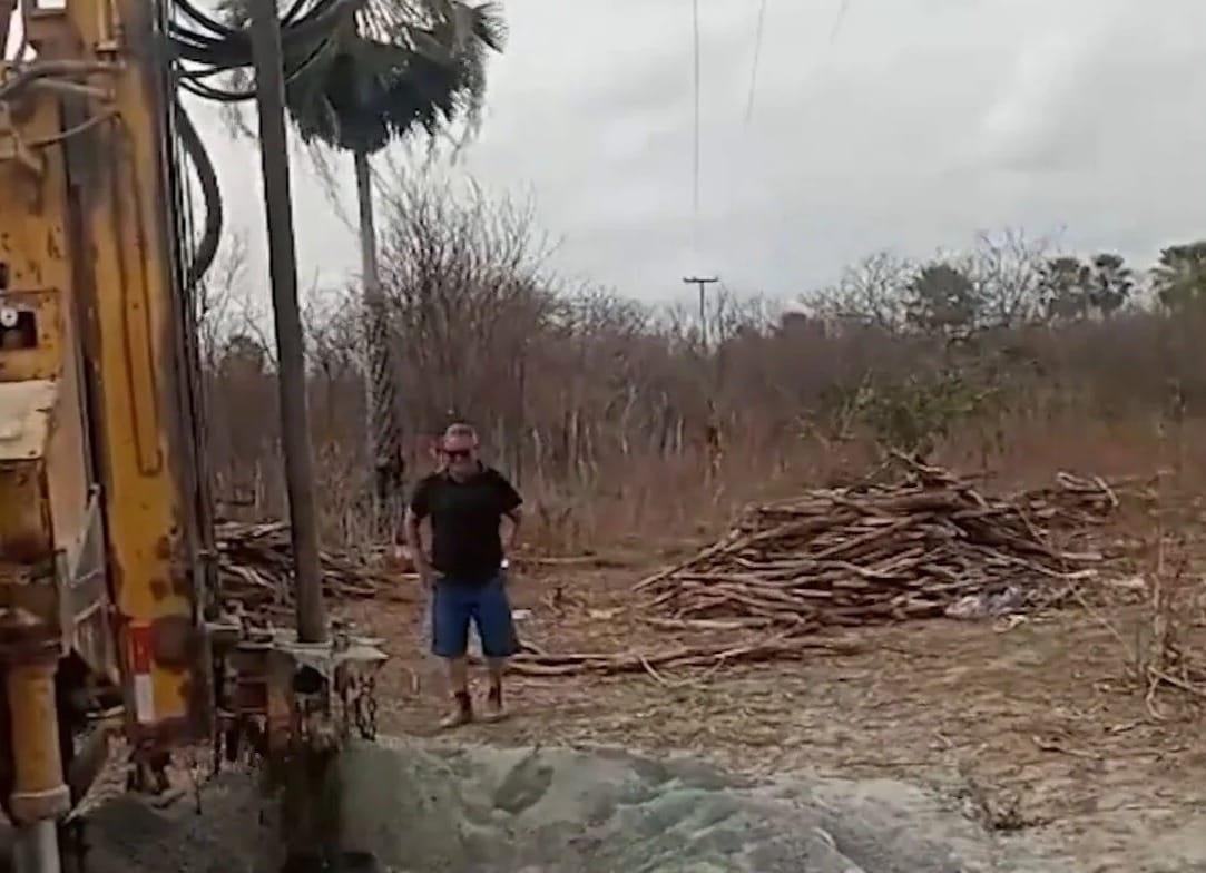 Agricultor perfura poço para obter água e descobre poço de petróleo em casa