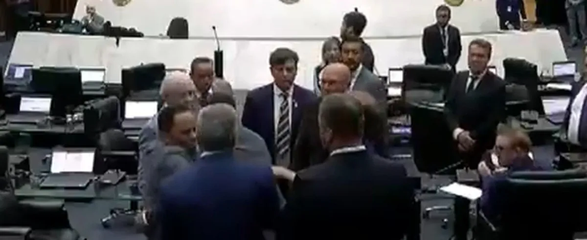 Vídeo: deputados estaduais do Paraná 'batem boca' em plenário
