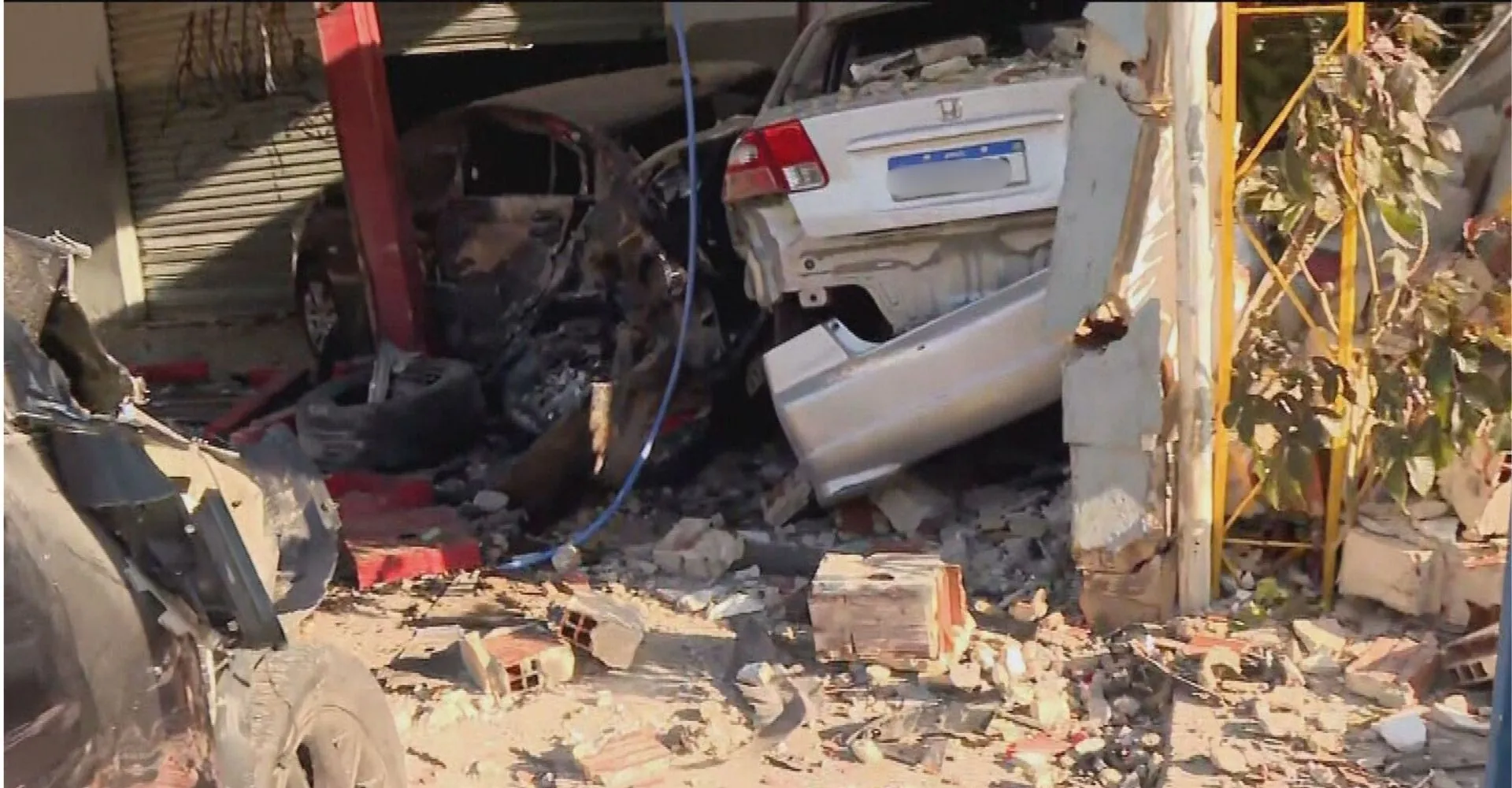 Caminhonete invade oficina de carros em Olinda