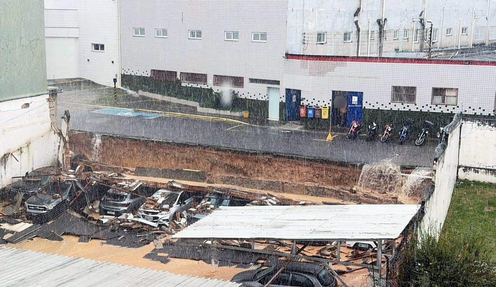 VÍDEO: Muro de estacionamento desaba durante chuva no Sul de Minas e mulher quase é atingida | G1