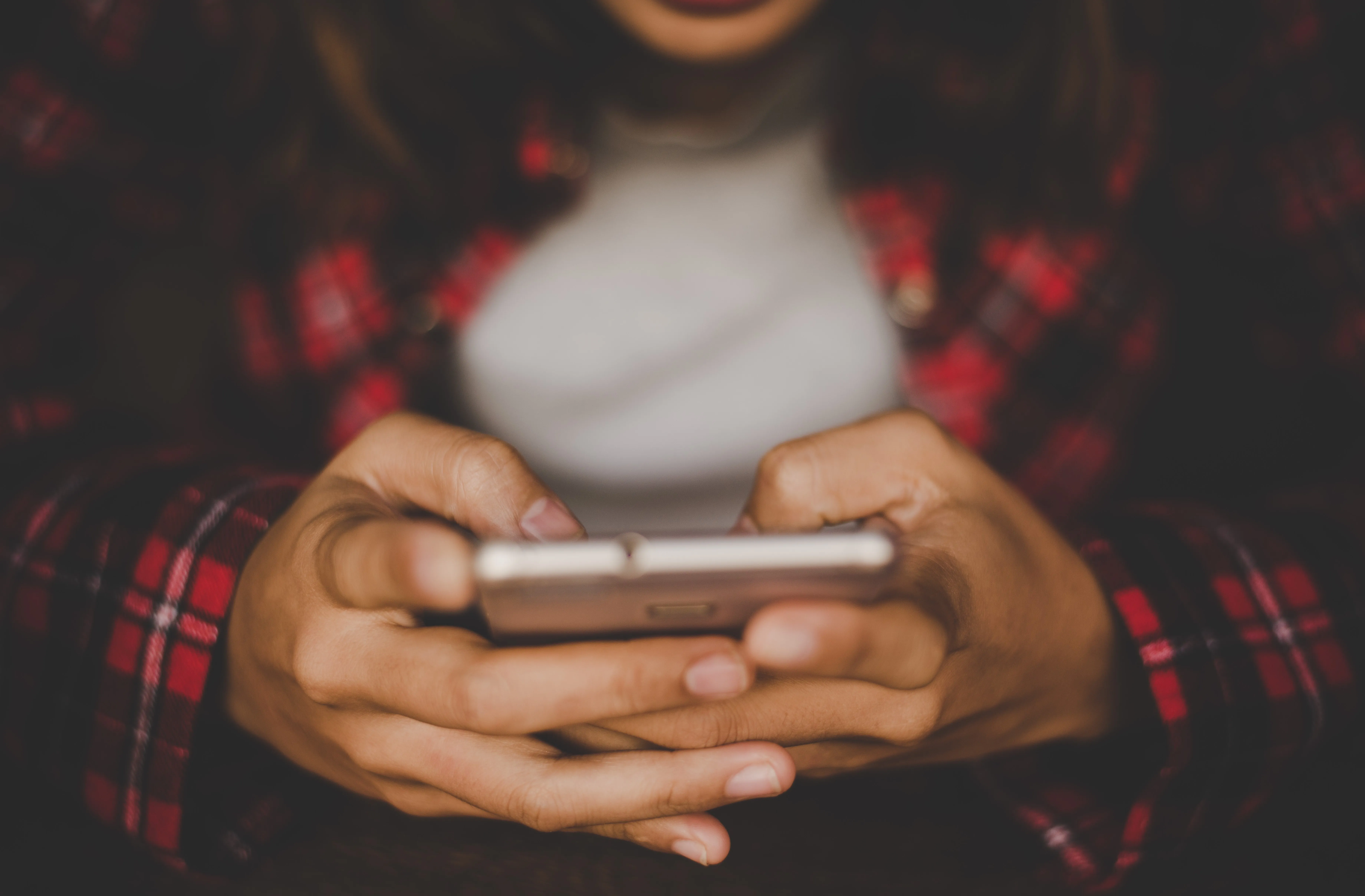 Adolescentes dizem sofrer forte pressão para compartilhar imagens íntimas, mostra estudo