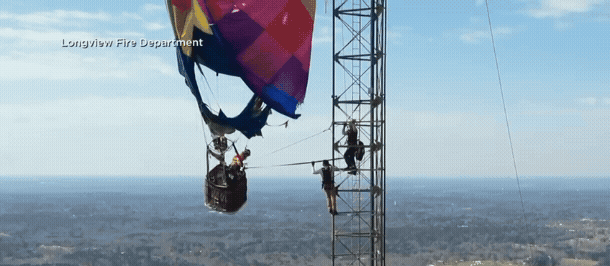 Vídeo mostra resgate de casal após balão ficar preso a mais de 270 metros de altura nos EUA; assista