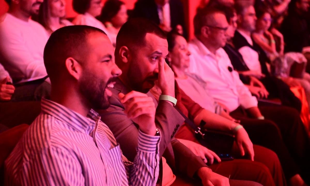 Gil do Vigor vai às lágrimas ao assistir show de Ivete pós-acidente