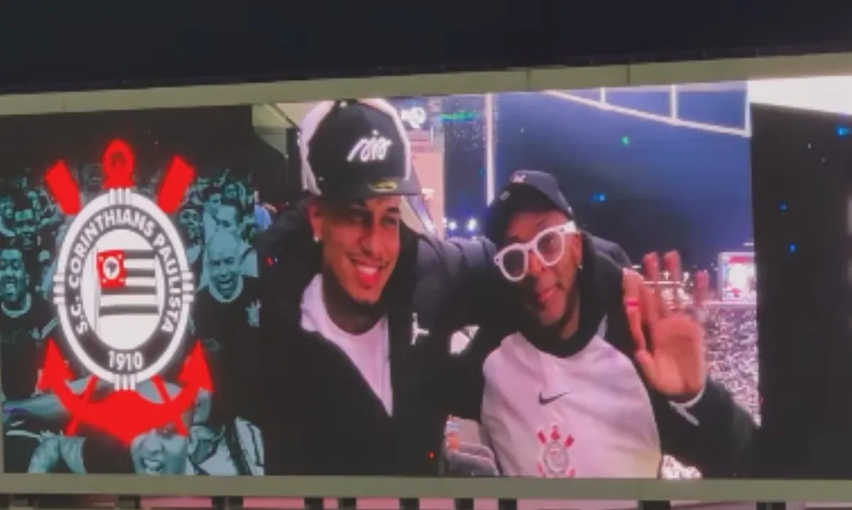 De blusa e boné do Timão, Spike Lee vai a jogo do Corinthians em SP