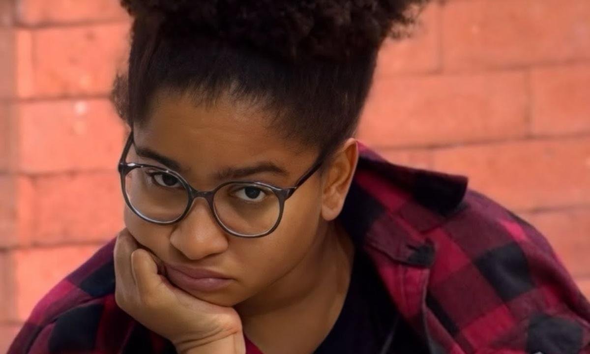 Produção do BBB 26 age após Milena derramar bebidas na festa; veja