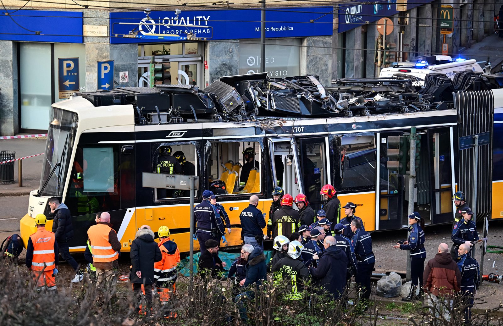 Descarrilamento de bonde deixa dois mortos e 38 feridos em Milão durante a Semana da Moda