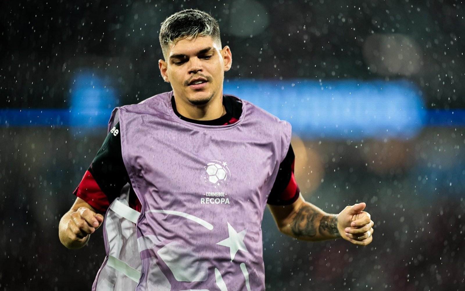 Ayrton Lucas, do Flamengo, reconhece falha em primeiro gol do Lanus: 'Achei que a marcação estava perto'