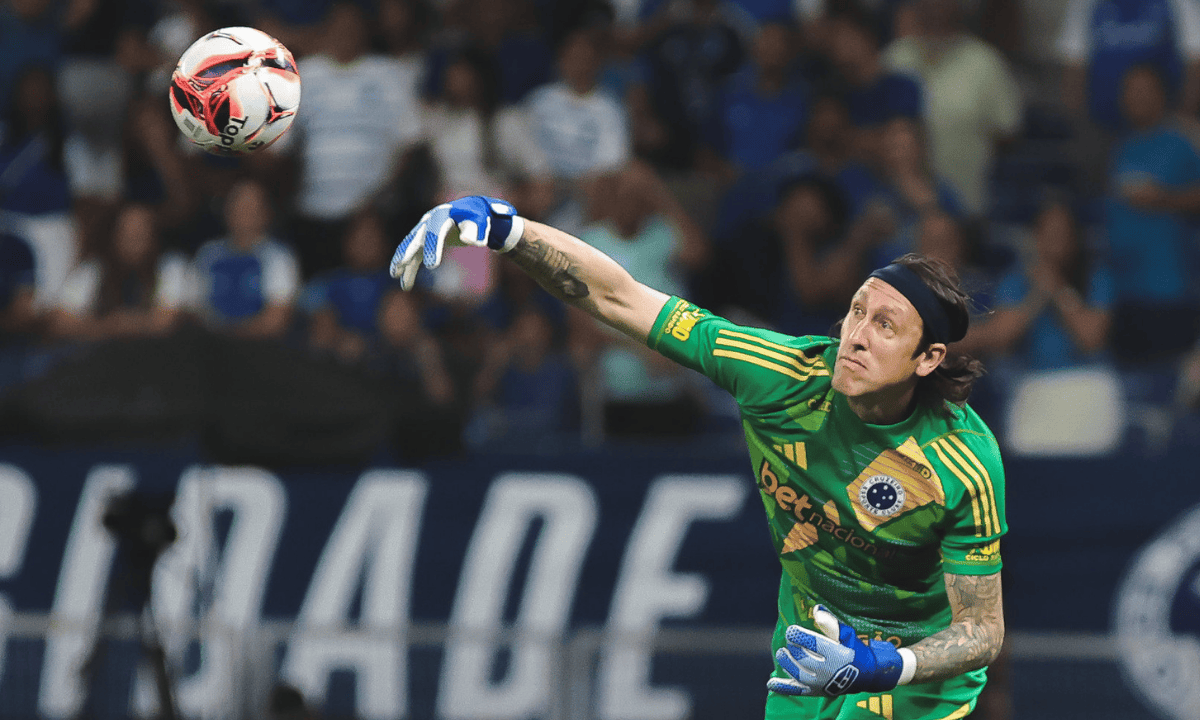 Cássio, goleiro do Cruzeiro, é substituído após sentir dores em campo