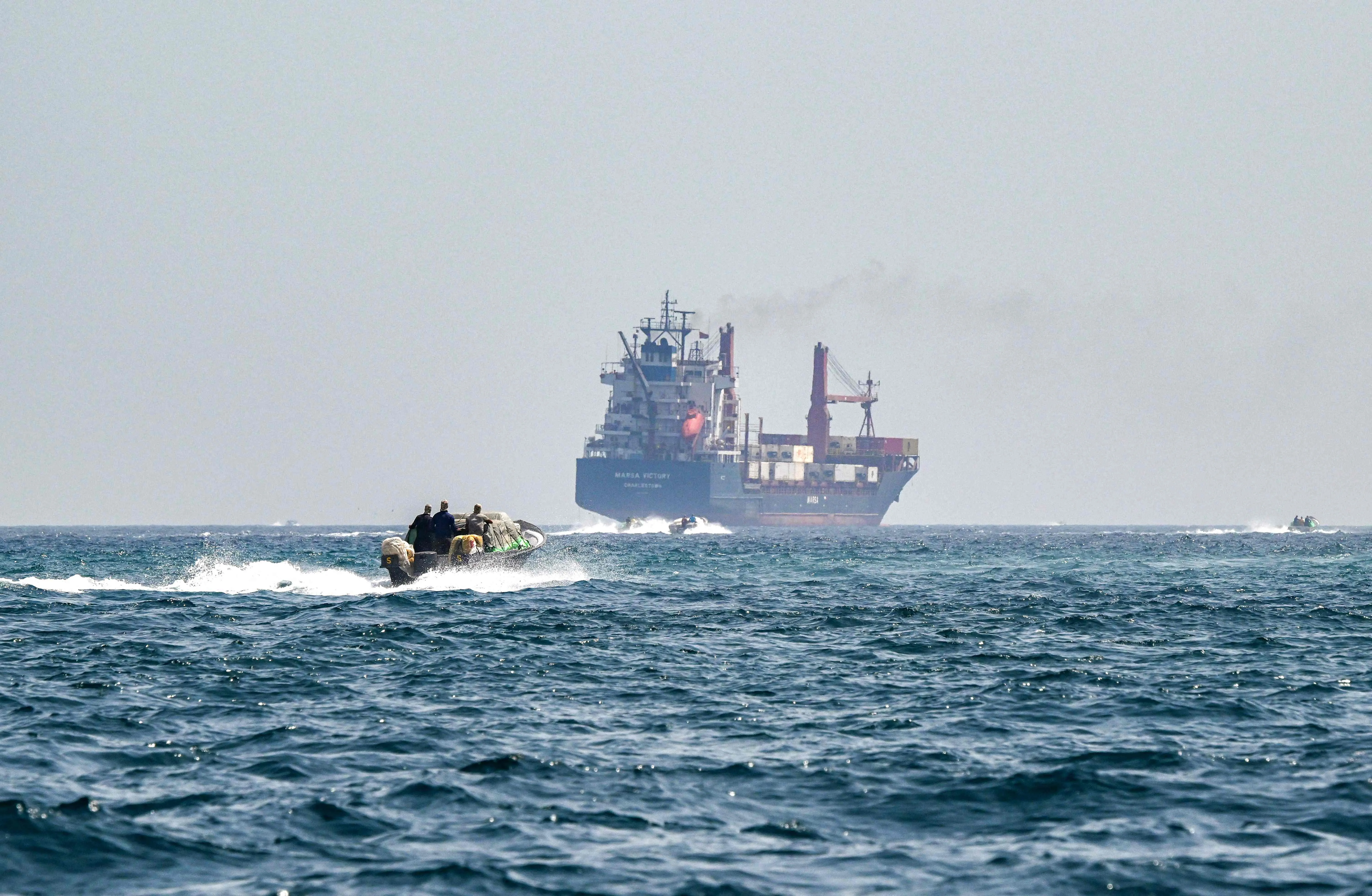 Irã anuncia duas rotas marítimas alternativas em Ormuz ao alegar possível presença de 'minas'