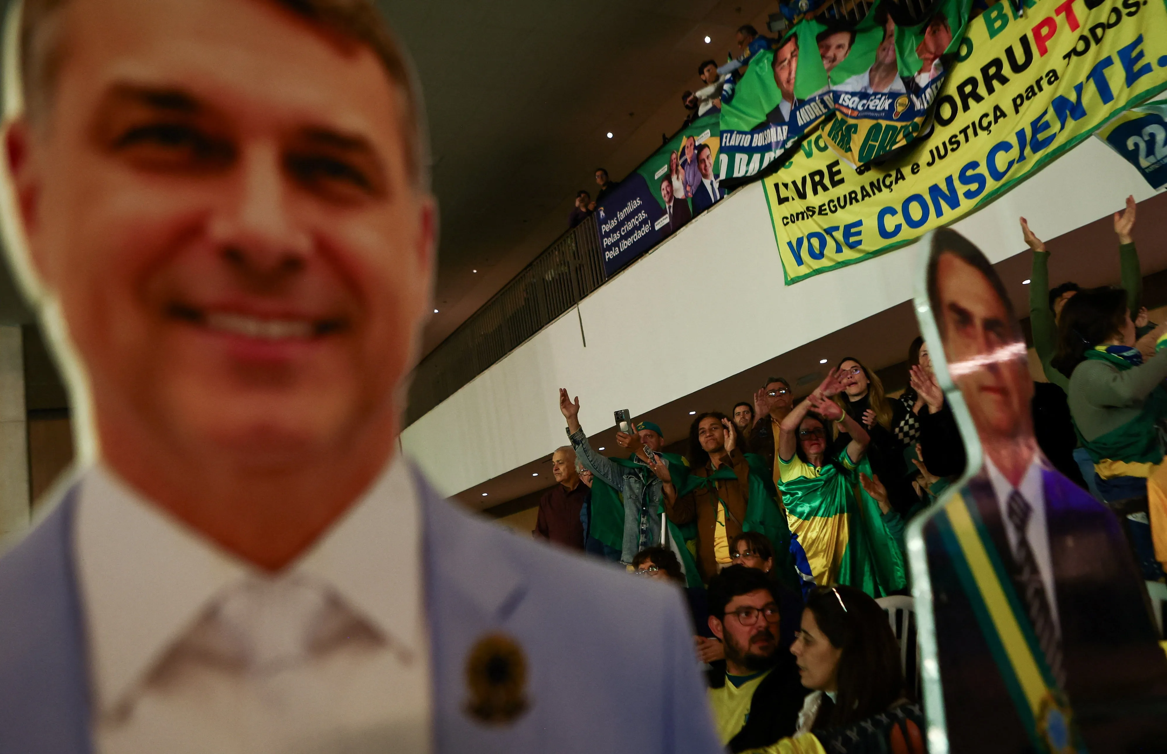 Mendonça manda remover vídeo com deepfake de Flávio Bolsonaro ao lado de Daniel Vorcaro