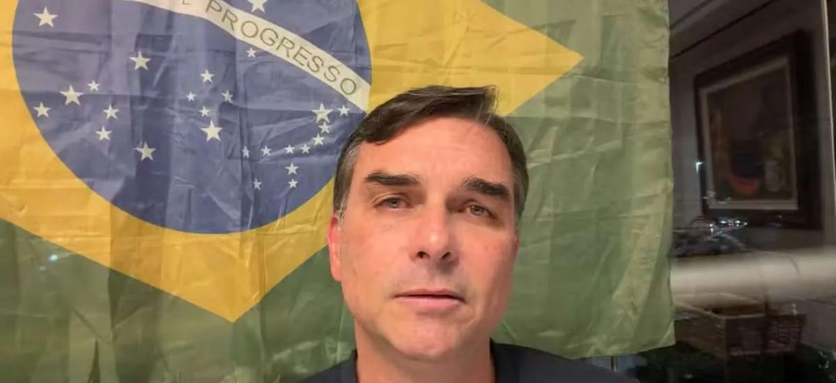 Flávio Bolsonaro acusa Moraes de interferência eleitoral após proibição de visitas ao pai