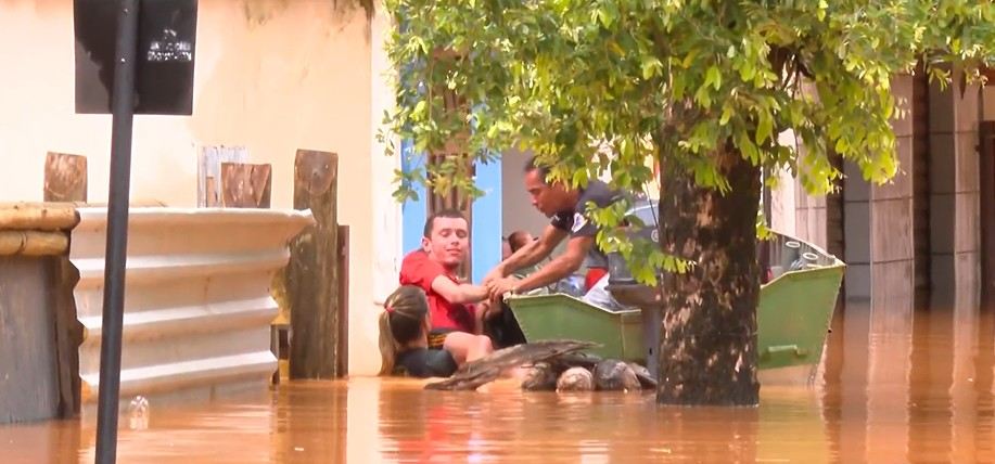 Temporal em Cataguases inunda ruas e deixa um desaparecido | G1