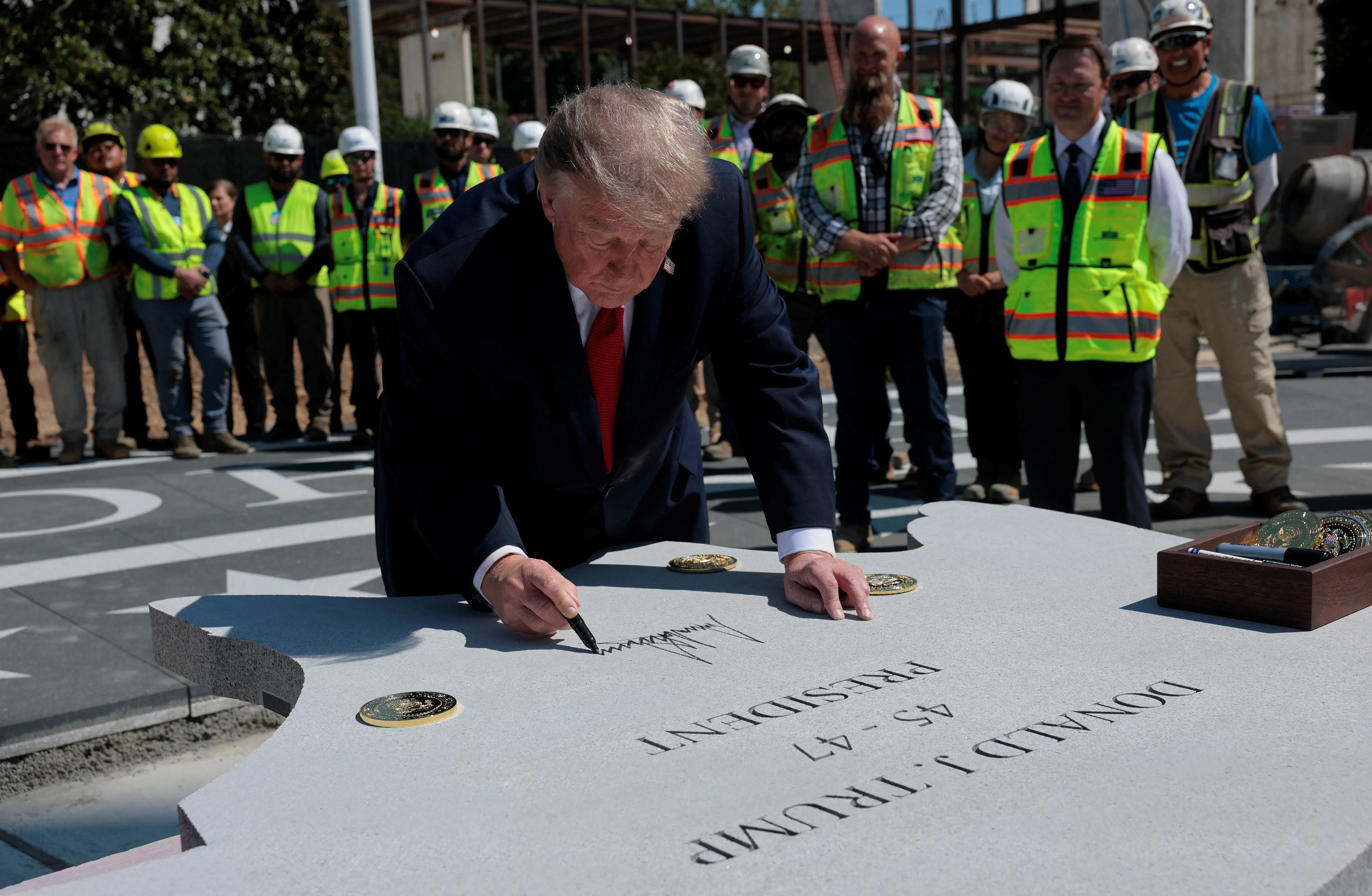 Com popularidade caindo e em meio a impasse com Irã, Trump se volta a uma obsessão: reformar a Casa Branca