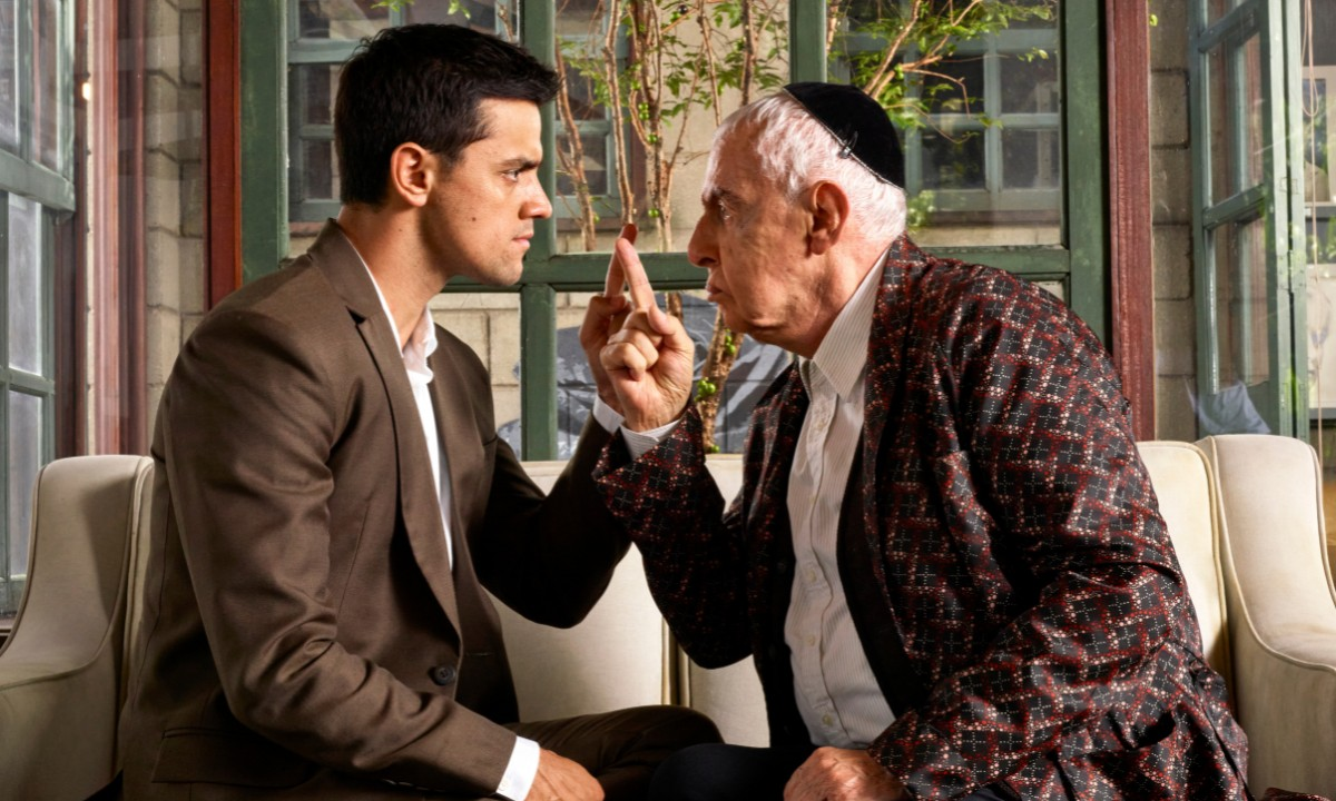 Felipe Simas volta aos palcos em nova montagem de peça que traz Elias Andreato em papel que foi de Paulo Autran