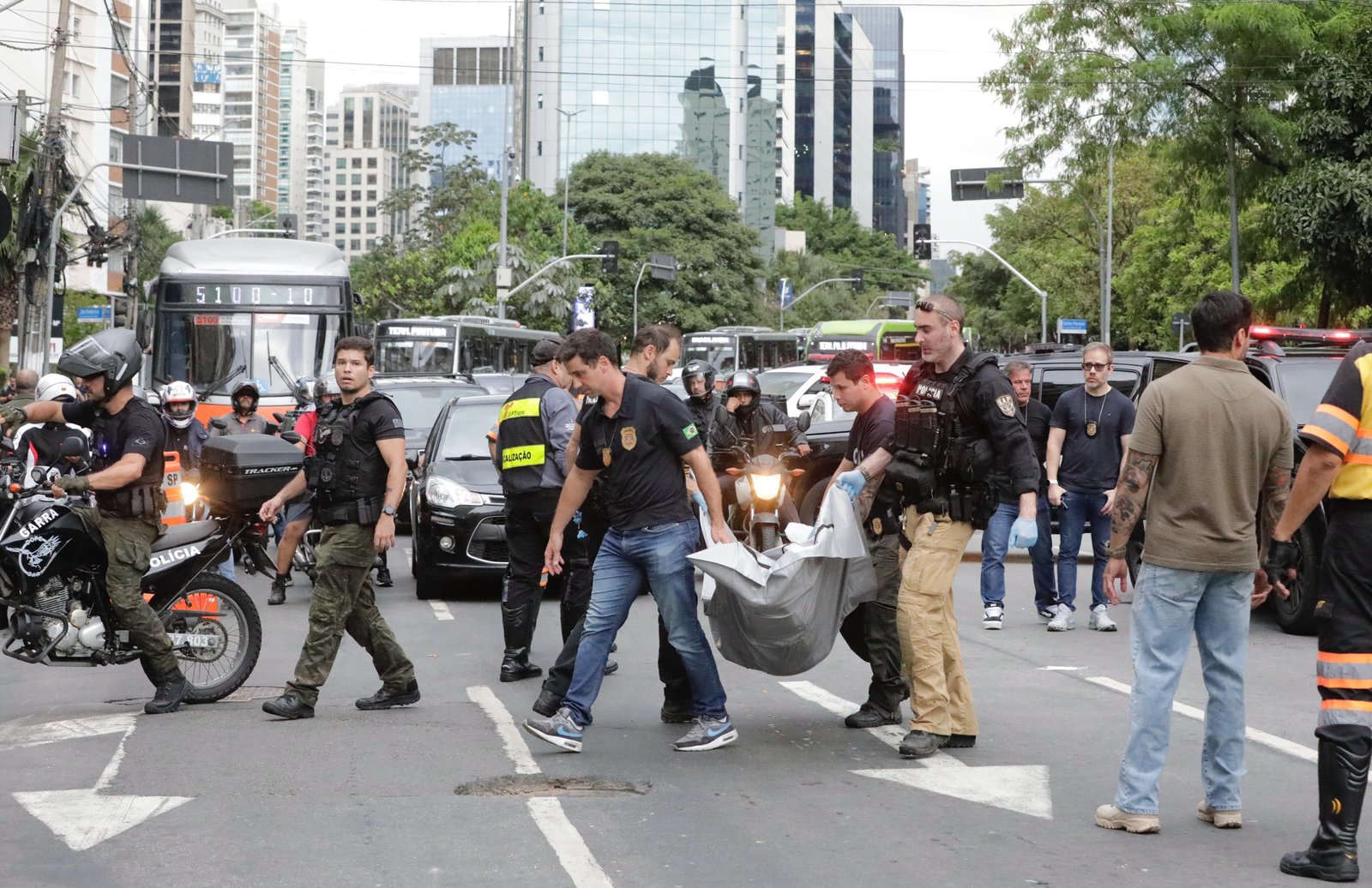 Tiroteio na Faria Lima deixa ao menos um morto e paralisa trânsito